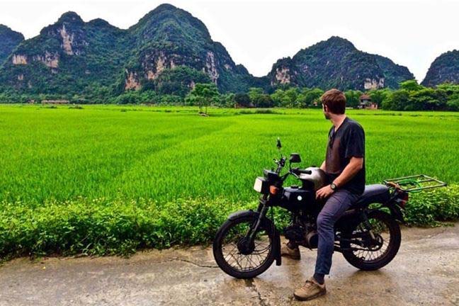 Going-on-motorcycle-tour-Ninh-Binh-Vietnam